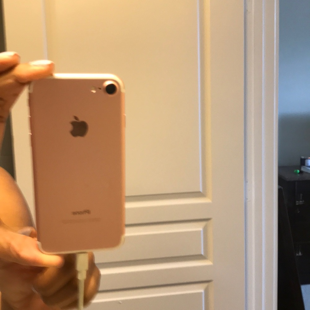iPhone 7 - Picture 2 of 4